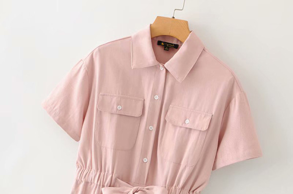 Rövid, hétköznapi ruha gombokkal és klasszikus gallérral rózsaszín és sárga színben