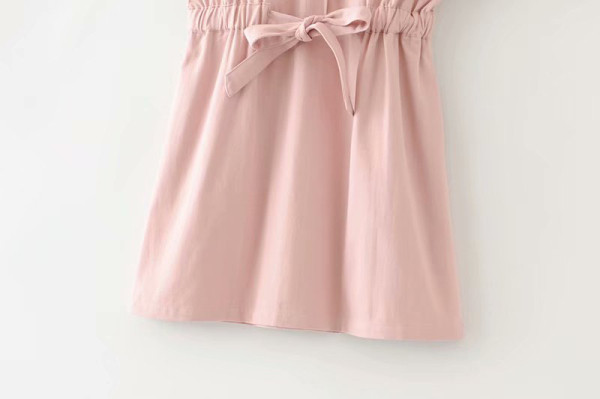 Rövid, hétköznapi ruha gombokkal és klasszikus gallérral rózsaszín és sárga színben