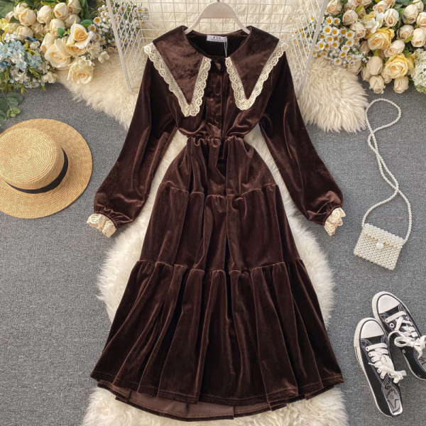 Női retro stílusú ruha fekete és barna színben, csipkével és hosszú ujjal