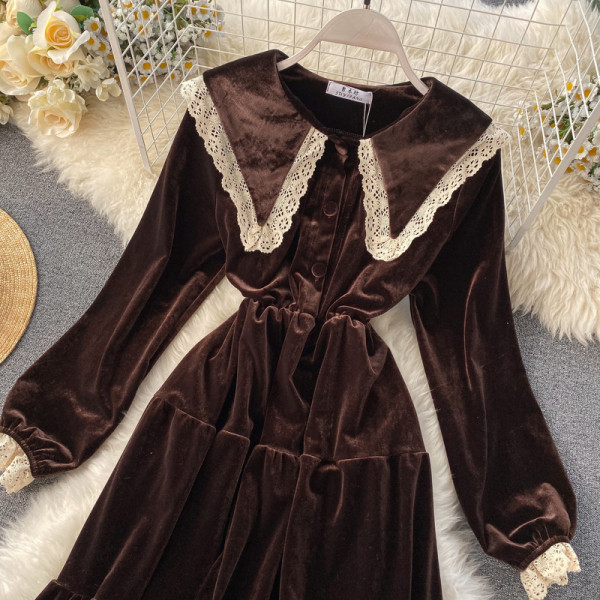 Női retro stílusú ruha fekete és barna színben, csipkével és hosszú ujjal