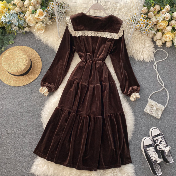 Női retro stílusú ruha fekete és barna színben, csipkével és hosszú ujjal