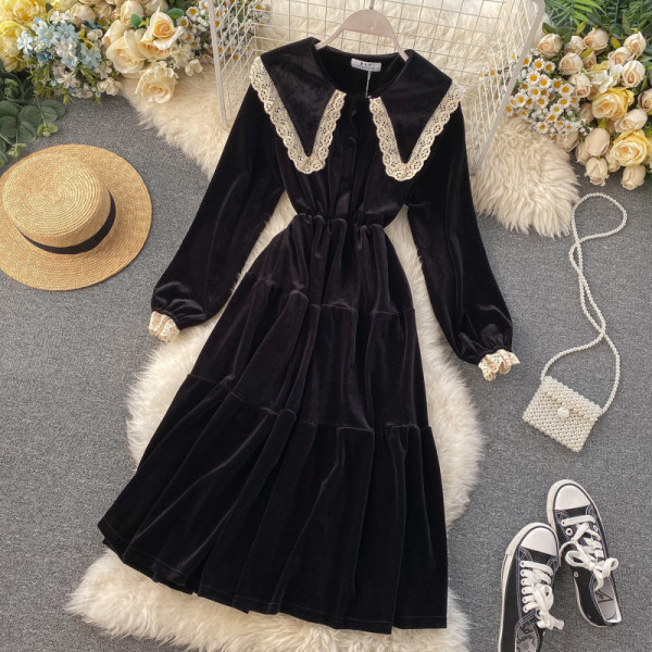 Női retro stílusú ruha fekete és barna színben, csipkével és hosszú ujjal