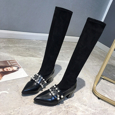 Modern női csizma hegyes modell fekete színben