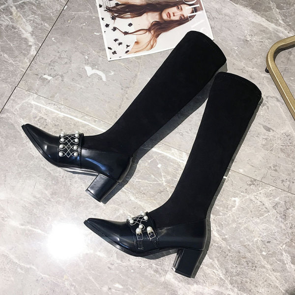 Modern női csizma hegyes modell fekete színben