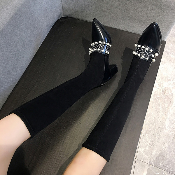 Modern női csizma hegyes modell fekete színben