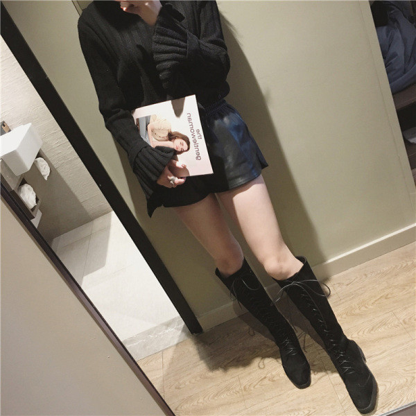 Női alkalmi téli csizma fekete és bézs fűzővel