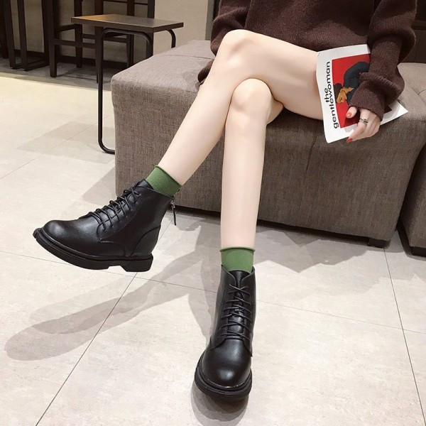 Női őszi-téli csizma ökobőrből fekete színben, lapos talppal