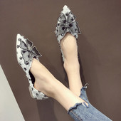 Modern női alkalmi cipő hegyes modell, rózsaszín, zöld és fekete 3D elemekkel