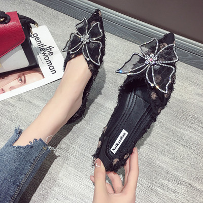 Modern női alkalmi cipő hegyes modell, rózsaszín, zöld és fekete 3D elemekkel