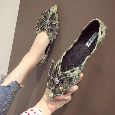 Modern női alkalmi cipő hegyes modell, rózsaszín, zöld és fekete 3D elemekkel