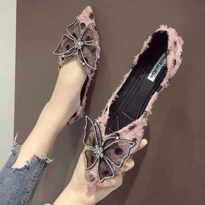 Modern női alkalmi cipő hegyes modell, rózsaszín, zöld és fekete 3D elemekkel