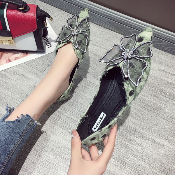 Modern női alkalmi cipő hegyes modell, rózsaszín, zöld és fekete 3D elemekkel