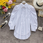 Stílusos női ing klasszikus gallérral és fehér gombokkal