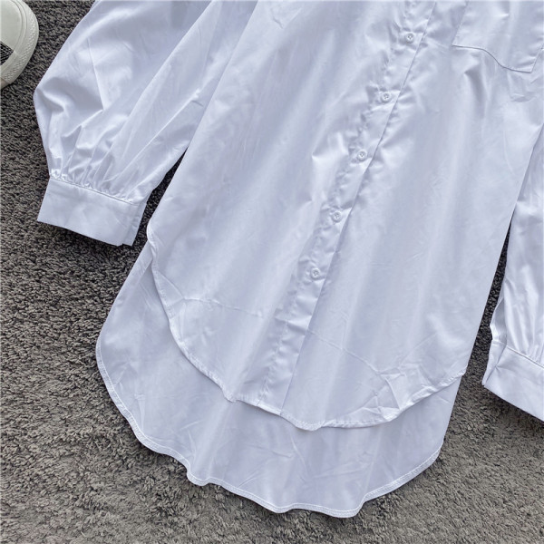 Stílusos női ing klasszikus gallérral és fehér gombokkal