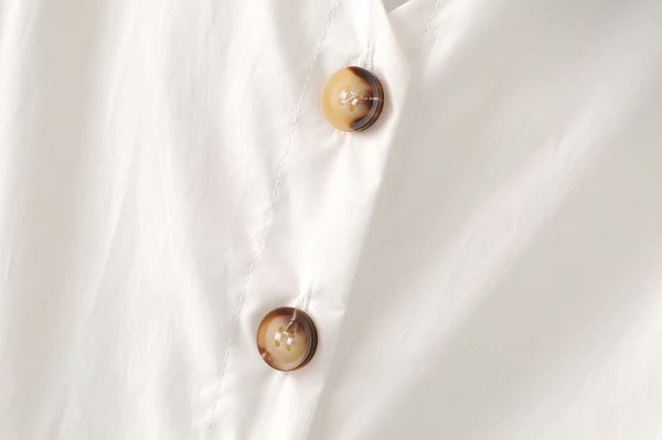 Rochie scurtă de primăvară-vară cu mâneci scurte și decolteu în V de culoare albă