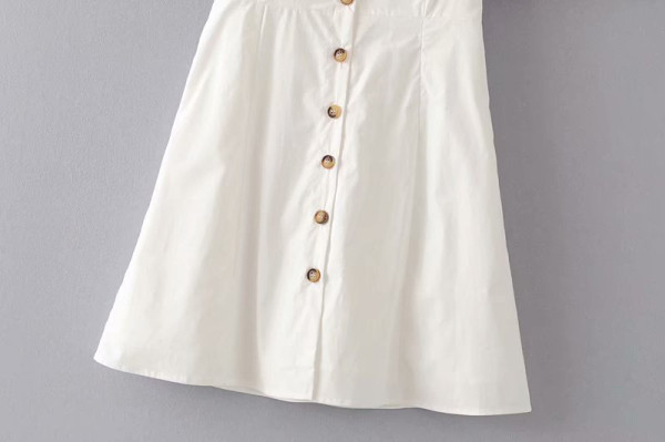 Rochie scurtă de primăvară-vară cu mâneci scurte și decolteu în V de culoare albă