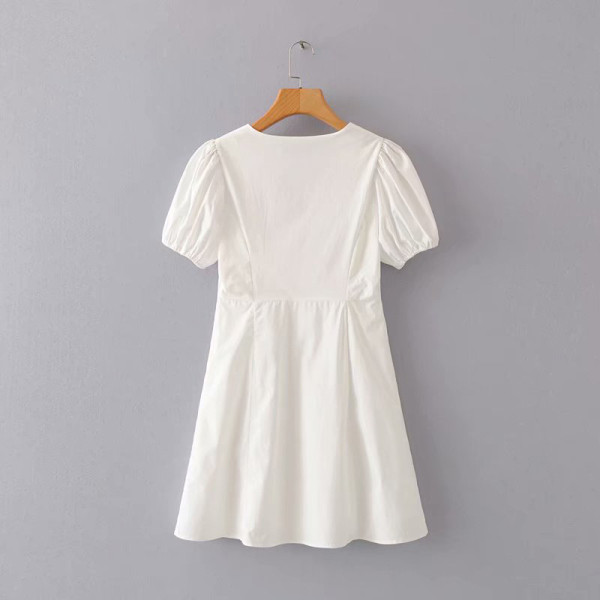 Rochie scurtă de primăvară-vară cu mâneci scurte și decolteu în V de culoare albă