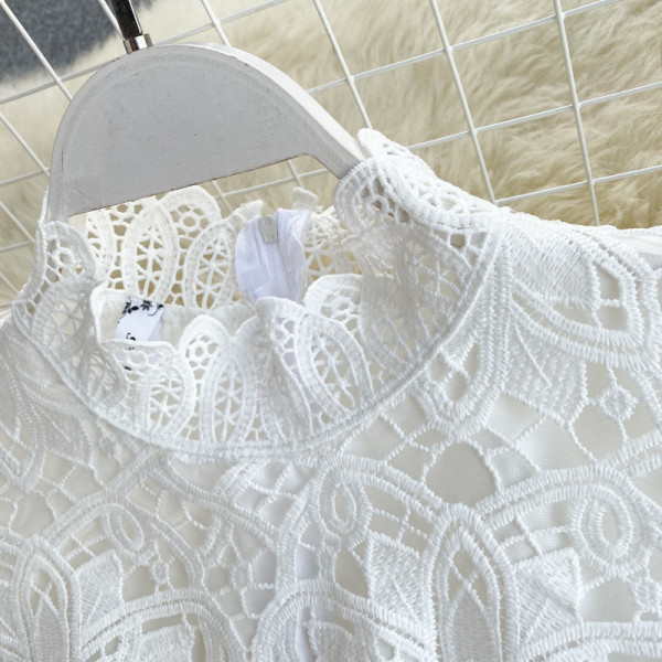 Női csipkeblúz rojtokkal és pólógallérral, fehér és fekete színben