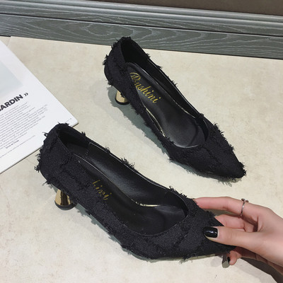 Modern női cipő arany sarkú hegyes modellel fekete, kék és bézs színben