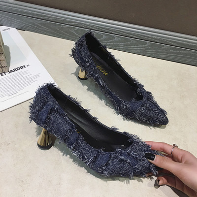 Modern női cipő arany sarkú hegyes modellel fekete, kék és bézs színben