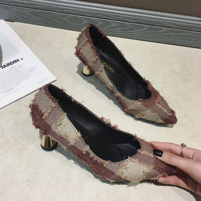 Modern női cipő arany sarkú hegyes modellel fekete, kék és bézs színben