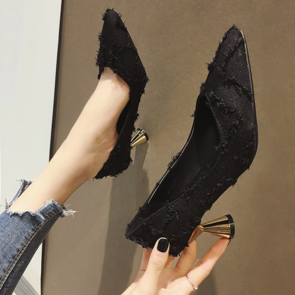 Modern női cipő arany sarkú hegyes modellel fekete, kék és bézs színben