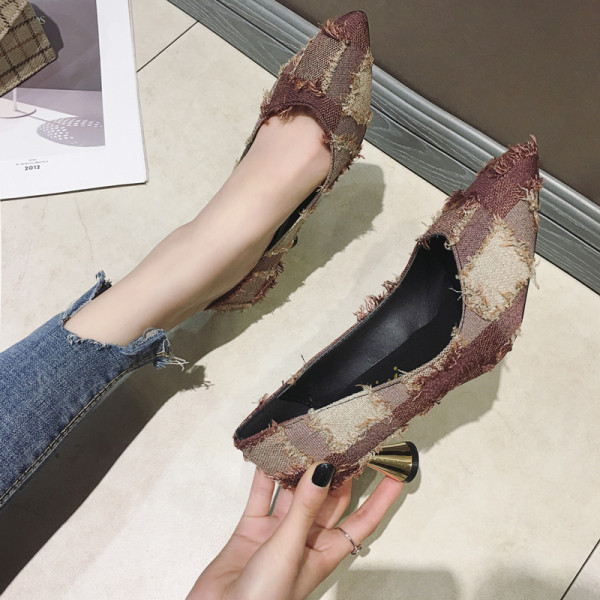 Modern női cipő arany sarkú hegyes modellel fekete, kék és bézs színben