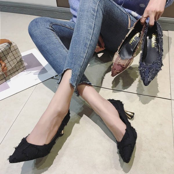 Modern női cipő arany sarkú hegyes modellel fekete, kék és bézs színben