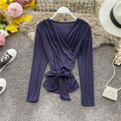 Modern női blúz spitz nyakkivágással és szalaggal, öt színben