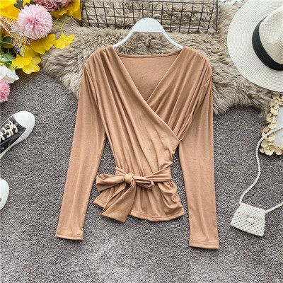 Modern női blúz spitz nyakkivágással és szalaggal, öt színben