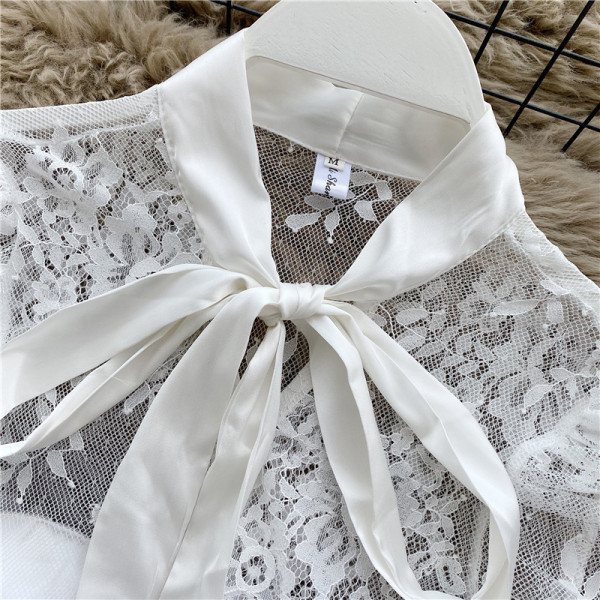 Modern női ing szalaggal és csipkeujjakkal, fehér és fekete színben