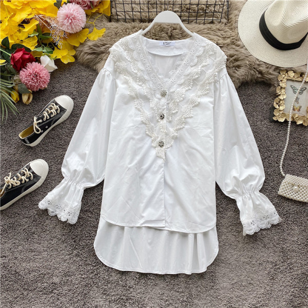 Alkalmi női, aszimmetrikus ing csipkével és spitz nyakkivágással, fehér és fekete színben