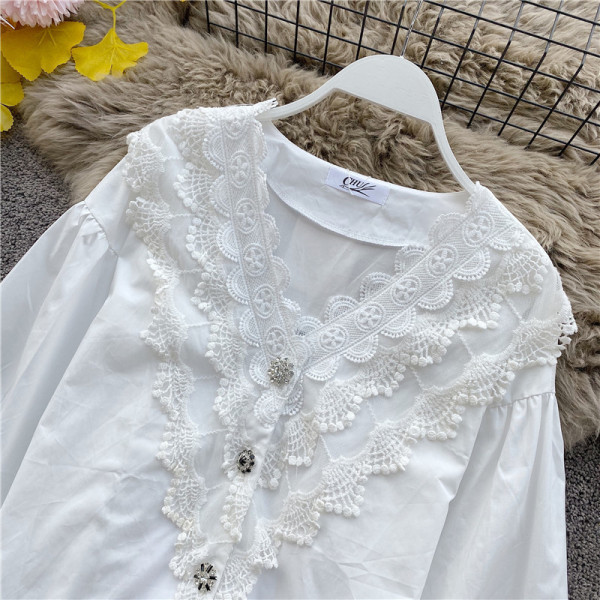 Alkalmi női, aszimmetrikus ing csipkével és spitz nyakkivágással, fehér és fekete színben