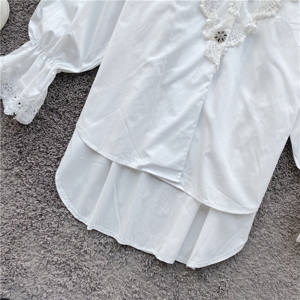 Alkalmi női, aszimmetrikus ing csipkével és spitz nyakkivágással, fehér és fekete színben