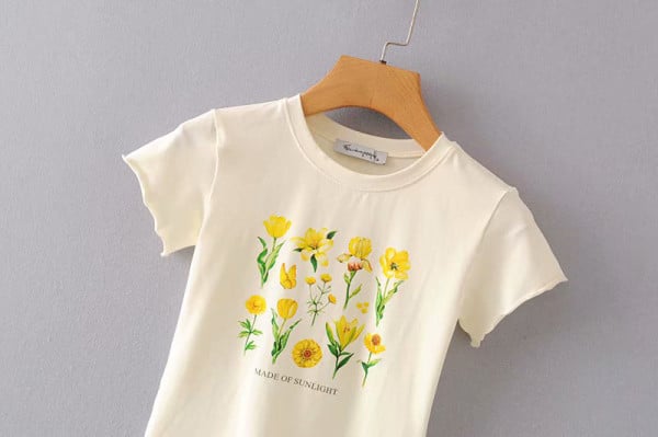 Rövid alkalmi fehér póló rövid ujjal és rátéttel