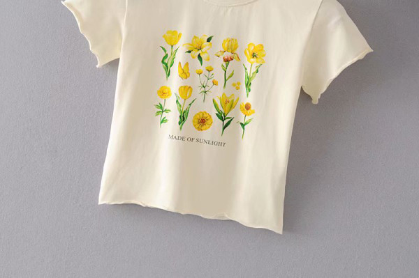 Rövid alkalmi fehér póló rövid ujjal és rátéttel