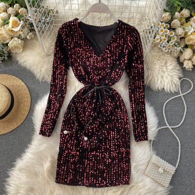 Stílusos női ruha flitterekkel, V-nyakkal és övvel kék, piros, ezüst, zöld és fekete színekben