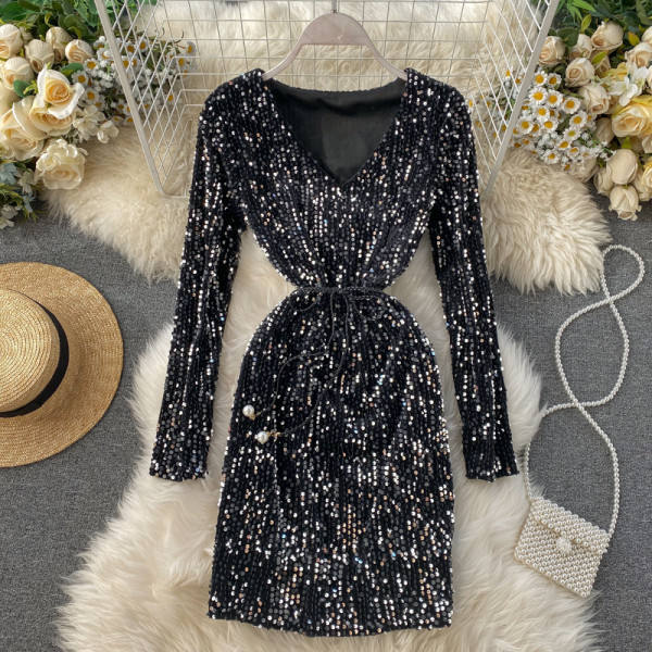 Stílusos női ruha flitterekkel, V-nyakkal és övvel kék, piros, ezüst, zöld és fekete színekben