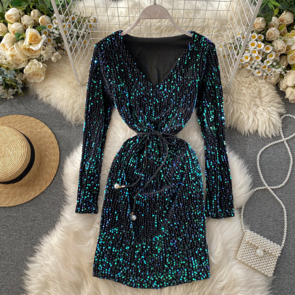 Stílusos női ruha flitterekkel, V-nyakkal és övvel kék, piros, ezüst, zöld és fekete színekben