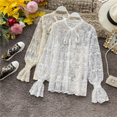 Cămașă de damă elegantă din dantelă cu panglică și mâneci lungi în alb și bej