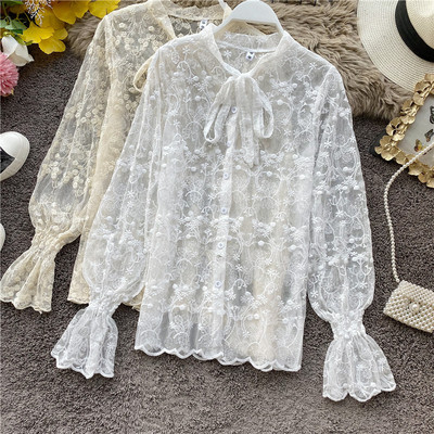 Cămașă de damă elegantă din dantelă cu panglică și mâneci lungi în alb și bej