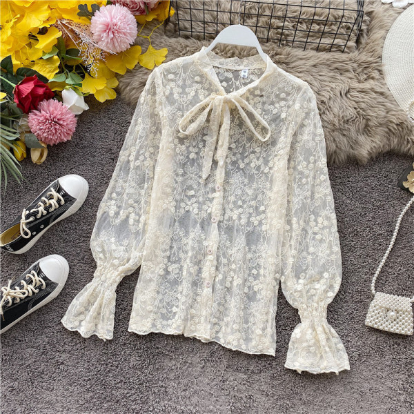 Cămașă de damă elegantă din dantelă cu panglică și mâneci lungi în alb și bej