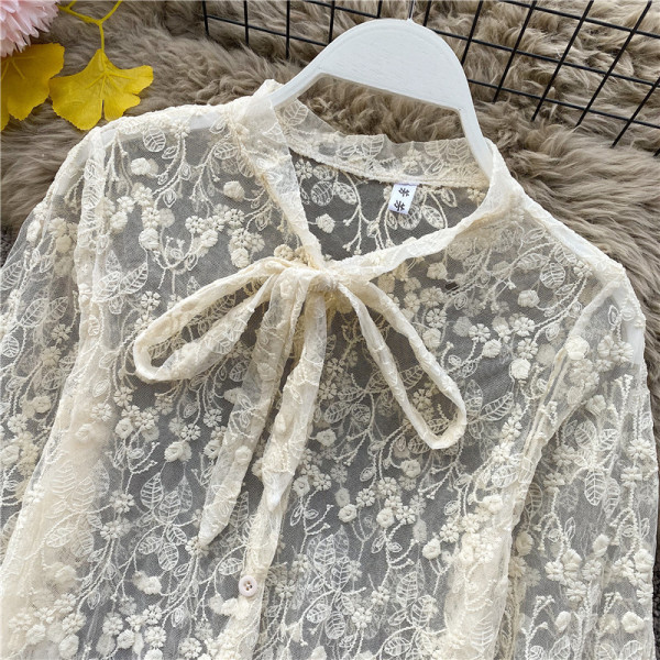 Cămașă de damă elegantă din dantelă cu panglică și mâneci lungi în alb și bej