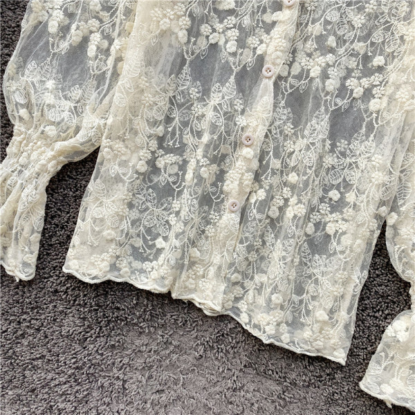 Cămașă de damă elegantă din dantelă cu panglică și mâneci lungi în alb și bej