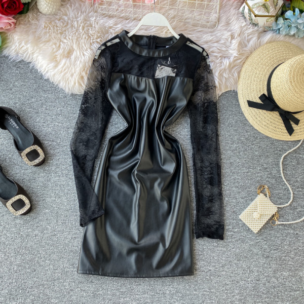 Női műbőr ruha fekete színben, hosszú ujjal és csipkével
