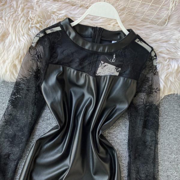 Női műbőr ruha fekete színben, hosszú ujjal és csipkével