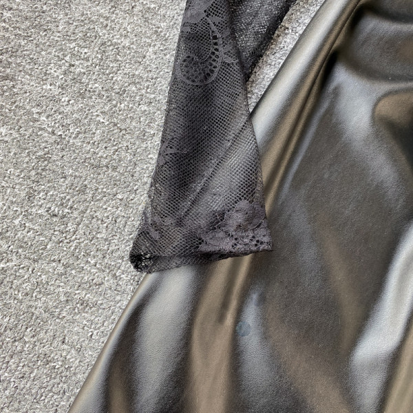 Női műbőr ruha fekete színben, hosszú ujjal és csipkével