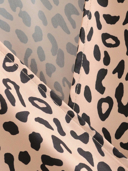 Rövid szabású ruha bézs színű, leopárdmintás fürtökkel
