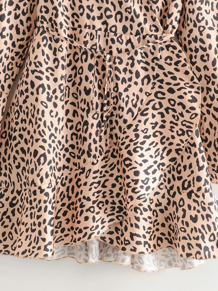 Rövid szabású ruha bézs színű, leopárdmintás fürtökkel