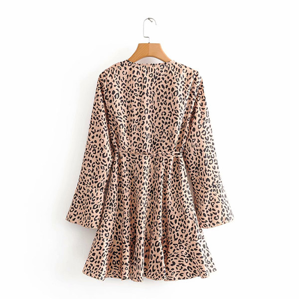Rövid szabású ruha bézs színű, leopárdmintás fürtökkel